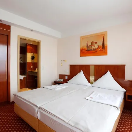 Hotel Caravelle Im Park 3*